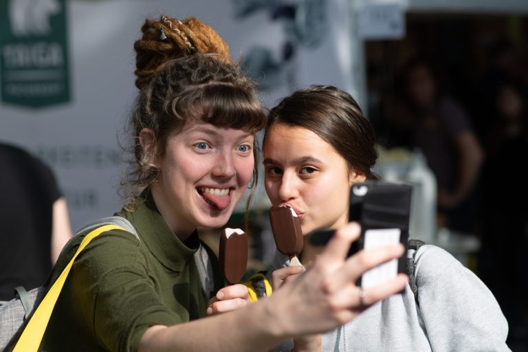 Zwei junge Frauen machen ein Selfie auf der VeggieWorld Berlin
