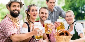 Veganer Biergarten: Friends in Bavarian beer garden drinking in summer