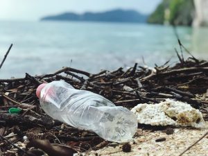 Plastikflascha am Strand: Symbolbild ZeroWaste