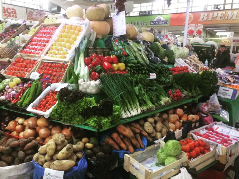 Obst und Gemüse vom „Centralni Markt“ (Hauptmarkt) in Nowosibirsk