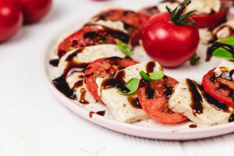Tomate-Mozzarella-Platte mit Balsamico