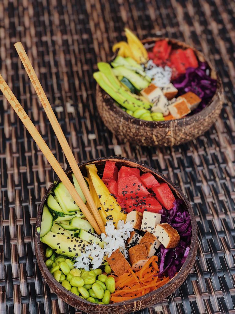 Vegane Poke Bowl in Kokosschalen und mit Esstäbchen aus Holz