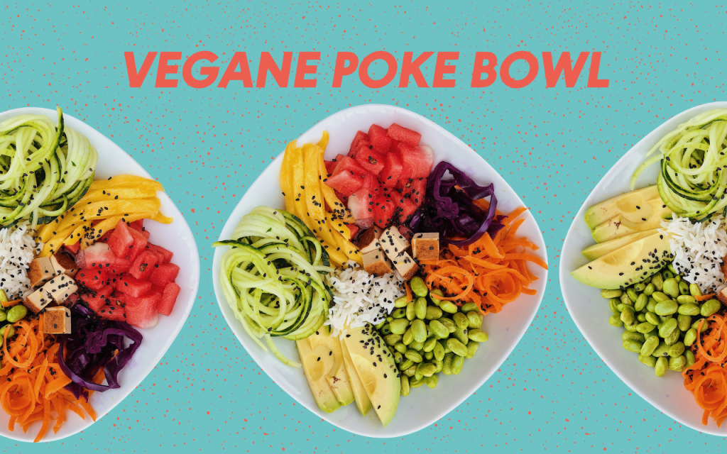Vegane Poke Powl mit Gurke, Mango, Wassermelone, Edamame, Rotkohl, Karotte, Reis, schwarzem Sesam und Erdnuss Soße auf drei Tellern auf türkisem Untergrund