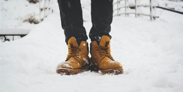 Schuhe im Schnee als Symbolbild für vegane Winterschuhe