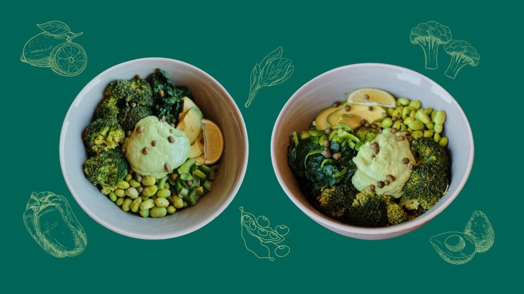 Zwei vegane Green Bowl in grauen Schalen