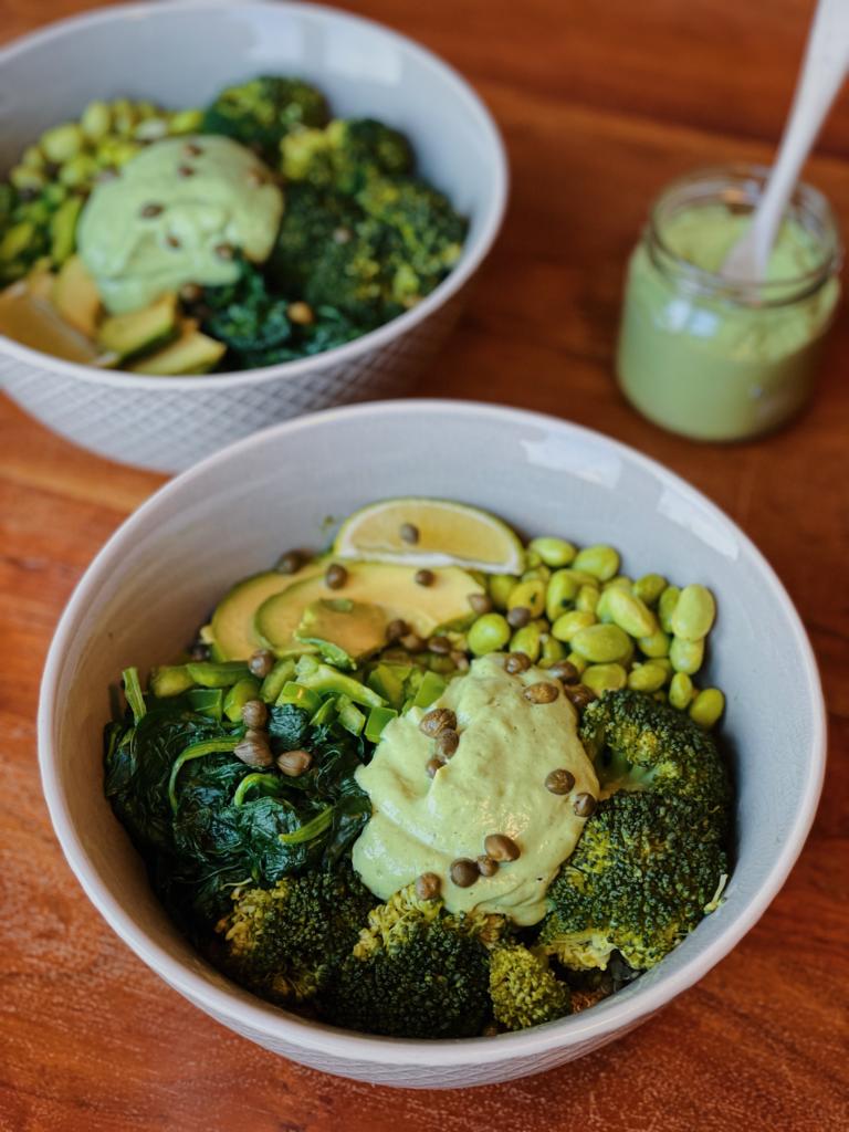 Vegane Green Bowl mit Koriander-Joghurt-Dressing
