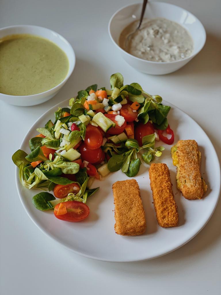vegane Fischstäbchen, Salat und Tomaten