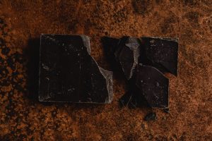 Zerbrochene Schokolade auf brauner Oberfläche