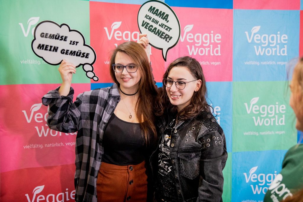Zwei Besucherinnen auf der VeggieWorld Köln 2019