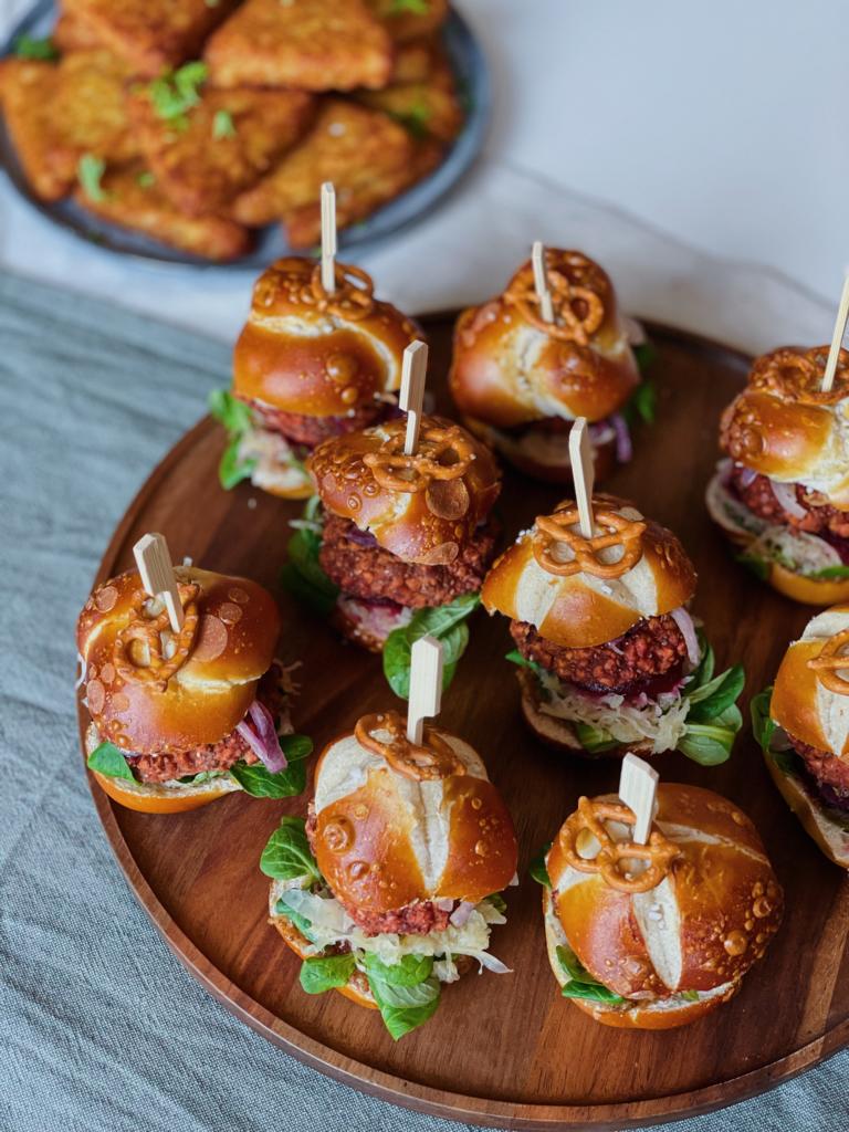 Zehn vegane Mini Bayern Burger auf Holzteller