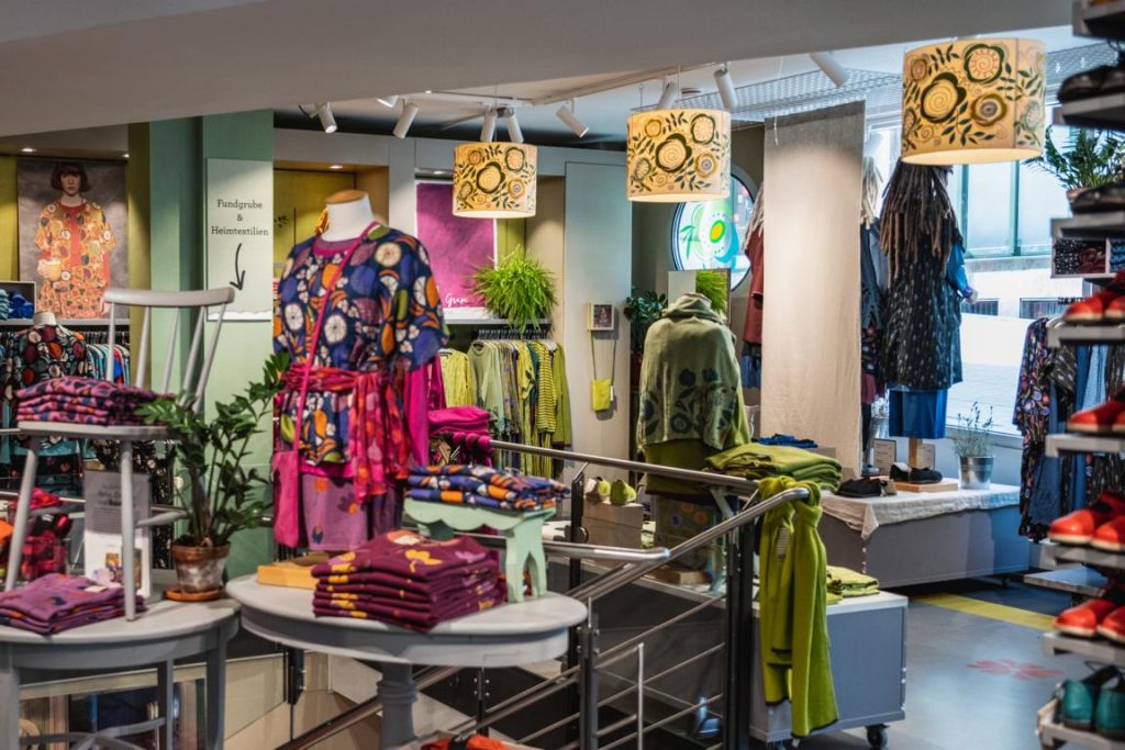 Bunte und nachhaltige Mode im Konzeptladen von Gudrun Sjödén