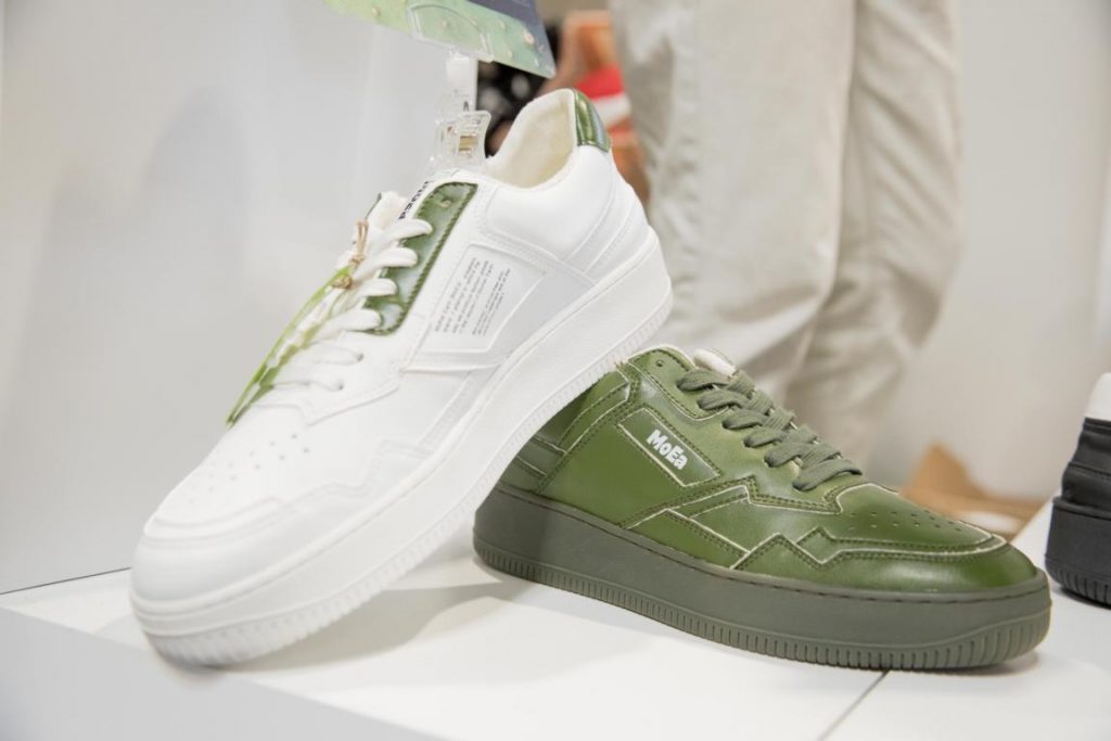 Weiße und grüne Sneaker übereinander