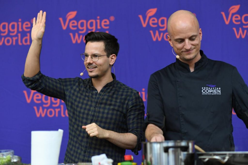 Sebastian Copien und Nico Rittenau kochen gemeinsam auf der VeggieStage