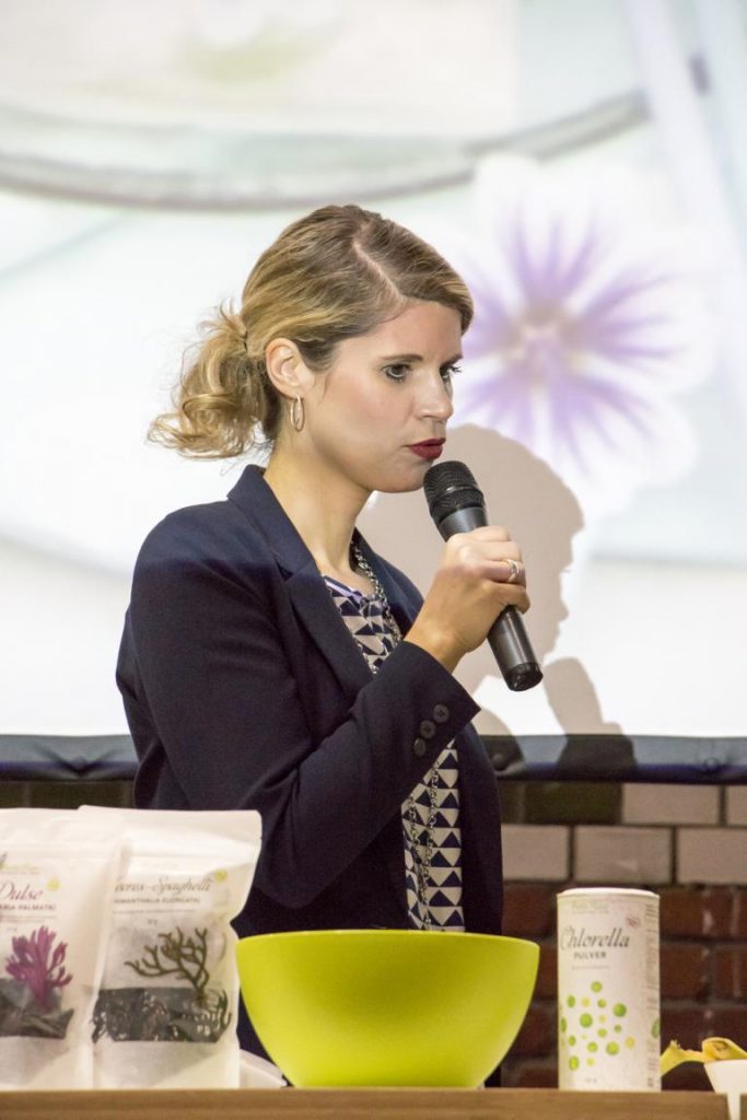 Moderatorin Katharina Knoll spricht ins Mikro