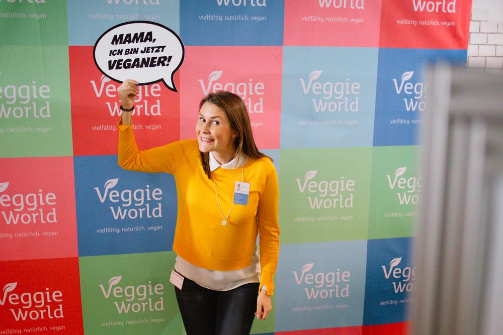 Besucherin vor VeggieWorld Fotowand mit lustigem Schild