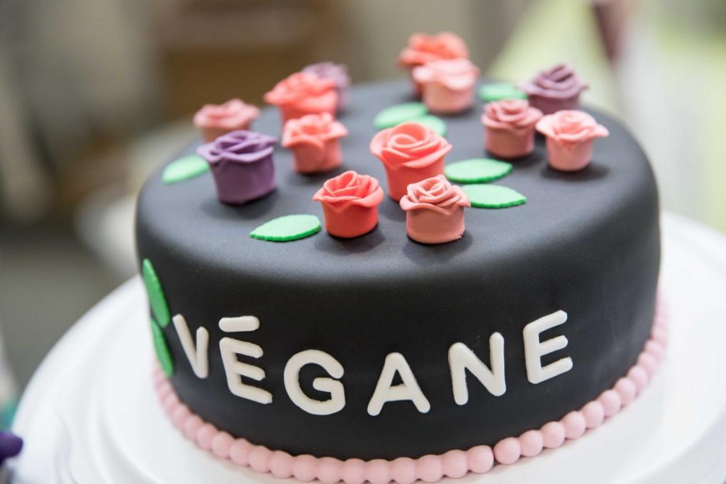 Vegane Torte aus Fondant mit "Vegane" Aufschrift
