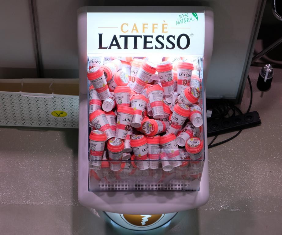 Kühlschrank mit vielen Kaffee von Lattesso