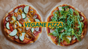 Zwei Vegane Pizza nebeneinander auf Backpapier