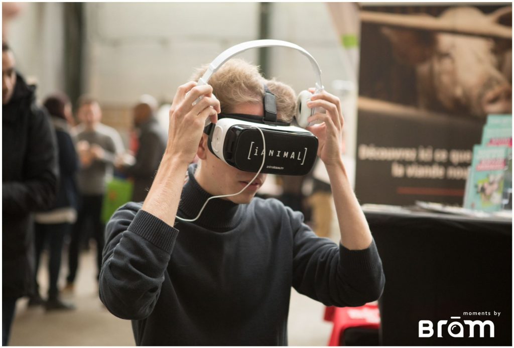 Besucher probiert VR-Brille aus