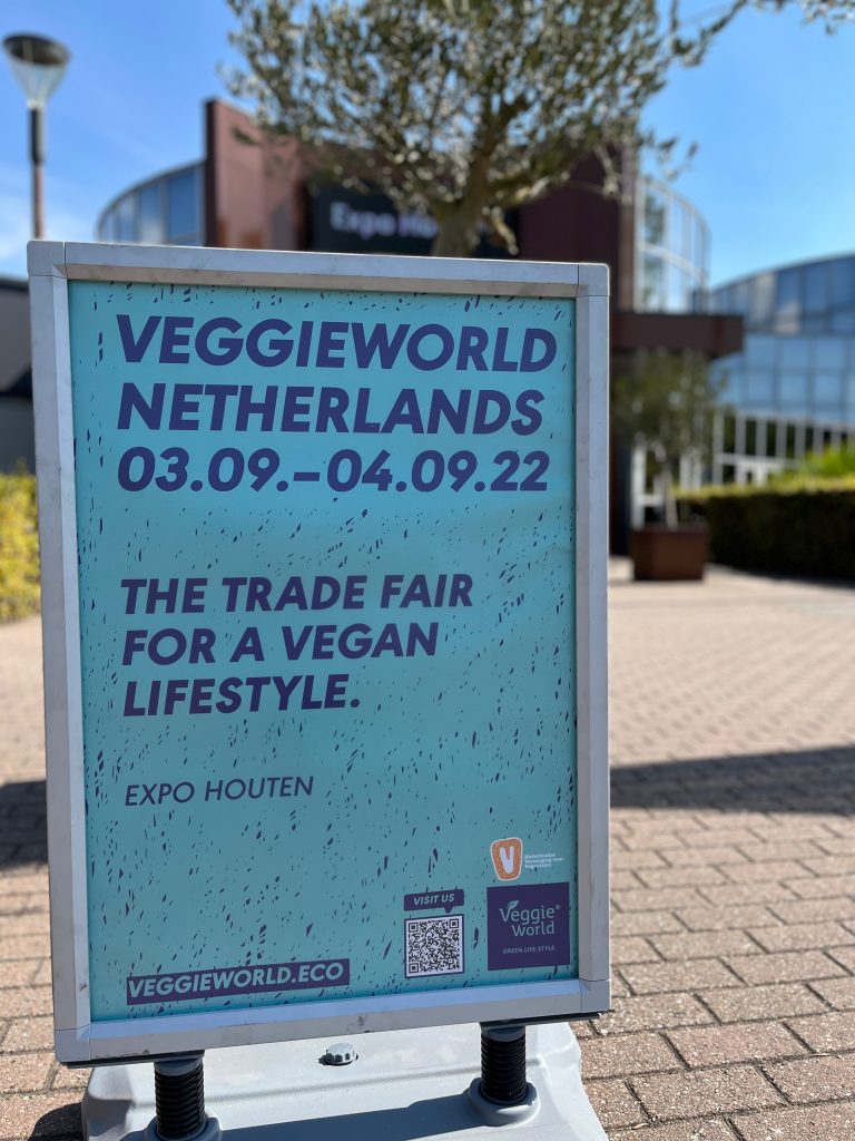 Poster von der VeggieWorld Netherlands im Hintergrund der Eingang von Expo Houten